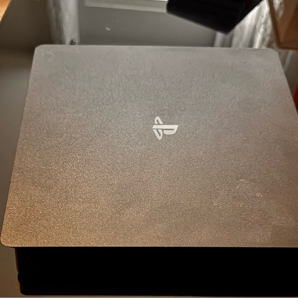 Sony PS4 console, 2 controllers & 10 games - Picture 4 of 5